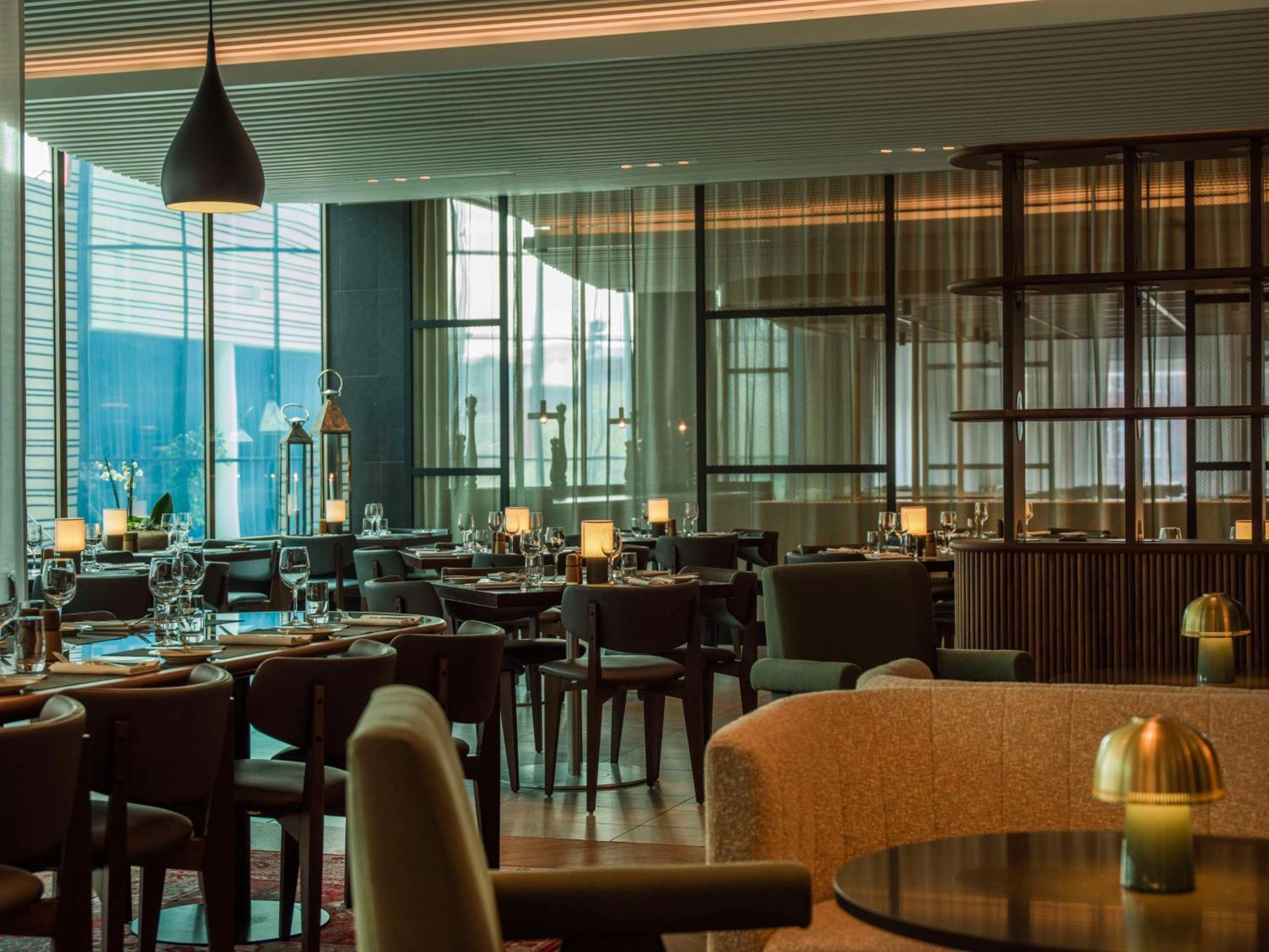 Radisson Blu Waterfront Hotel, Hotel